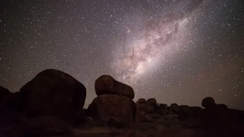 Devils marbles/ karlu karlu night time lapse Stock Footage 93885214