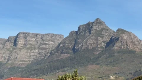 Devil’s Peak and Table Mountain in Cape Town on a clear sunny morning. Видео 345074247