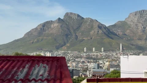 Devil’s Peak and Table Mountain with the City of Cape Town on the slopes of the Video stock 345121150
