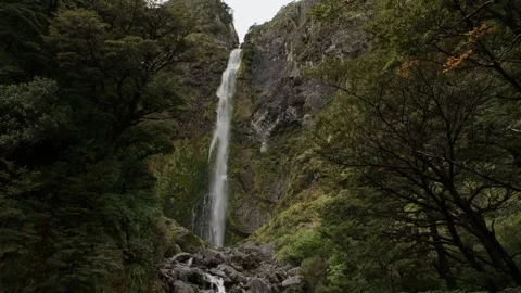 Devil's Punchbowl waterfall cascading down rocky cliff, Arthur's Pass 스톡 동영상 330950163
