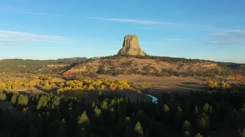 Devils Tower Butte in Morning. Crook County Landscape, Wyoming. Aerial View Vidéo 165810910