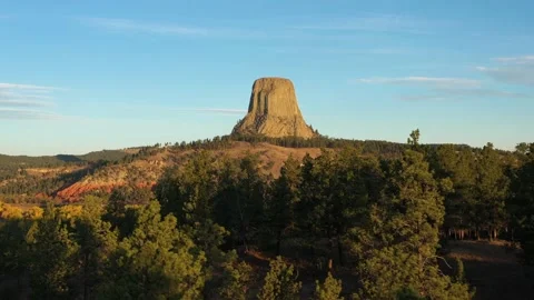 Devils Tower Butte in Morning. Crook County Landscape, Wyoming. Aerial View Vidéo 165811036