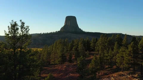 Devils Tower Butte at Sunset. Crook County Landscape, Wyoming. Aerial View Vidéo 165757954