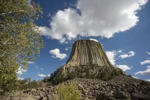 Devils Tower National Monument Rising Beneath Dramatic Summer Clouds In Wyomi Stock Photos