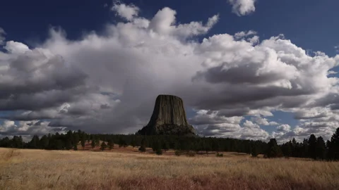 Devils Tower Time Lapse From Field As Clouds Pass Overhead 스톡 동영상 145828232