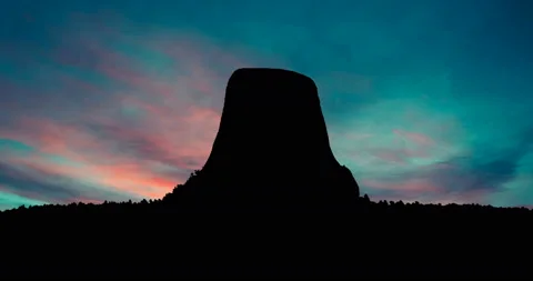 Devils Tower Wyoming Red Blue Sky at Dusk Time Lapse Vidéo 149138114