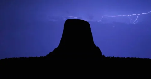 Devils Tower Wyoming Stormy Night Lighting Bolt Time Lapse Vidéo 149137782