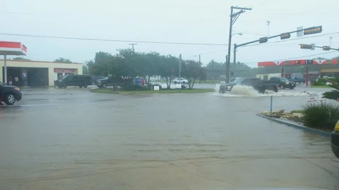 Devine Texas flooded intersection Video stock 109192741