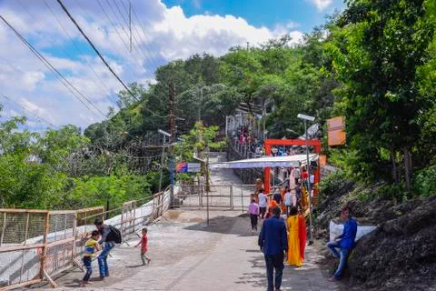 Devitees visiting the temple of Maa Chamunda, situated on the hill of Maa Cha Foto stock