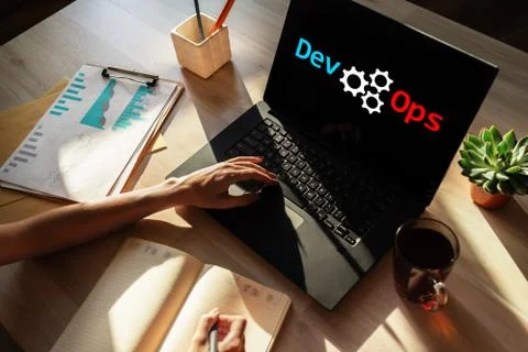 DevOps - development cycles of Automation and monitoring at all steps of 스톡 사진