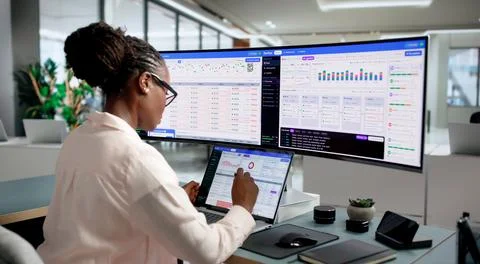 DevOps Engineer Carefully Monitors Pipeline Status Using Laptop At Workplace. Stock-Fotos