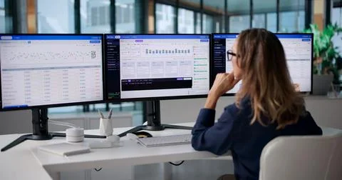DevOps Engineer Monitors Continuous Integration Pipeline Through Computer Scr 库存照片