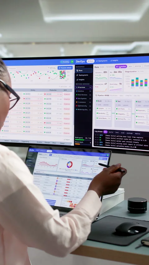 DevOps Engineer Monitors Deployment Pipeline Status On Laptop 库存影片 345853400