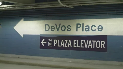 DeVos Place and Plaza Elevator sign in parking garage in Grand Rapids, Vídeos de archivo 277649332