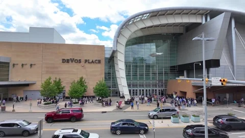 DeVos Place convention center aerial view with city traffic in Grand Rapids Vidéo 344471012