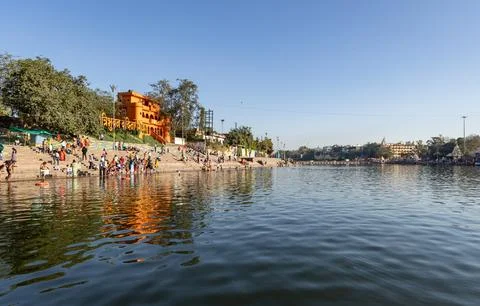 Devotee bathing at pristine holy Shipra river shore at morning from flat angl Foto stock