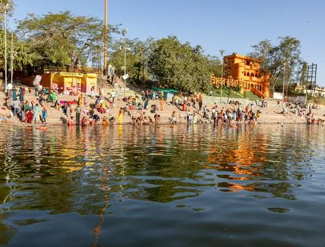 Devotee bathing at pristine holy Shipra river shore at morning from flat angl Stock-Fotos