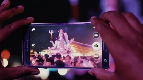 Devotee Capturing Ardhnarishwar Giant Shiva Parvati Statue In Mobile Screen Vídeo Stock 132482828