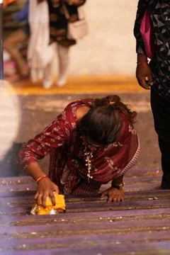 A devotee climb temple steps using knee Foto stock