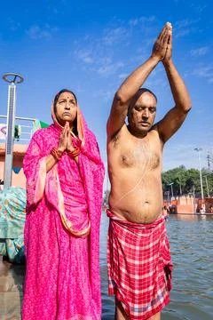 Devotee couple praying after bathing in holy river water at morning from fl.. Foto stock
