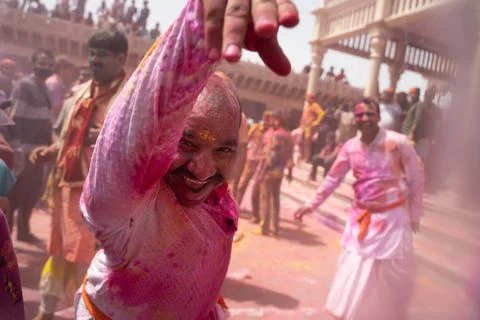 A devotee dancing in Nandgaon Holi Foto stock