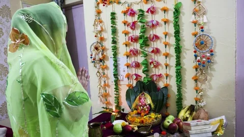 Devotee with folded hands offering prayer to lord ganpati bappa on ganesh Vidéo 335275040
