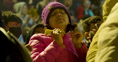 Devotee Immersed in Evening Aarti at Pashupatinath Temple | Spiritual Nepal 库存影片 319529552