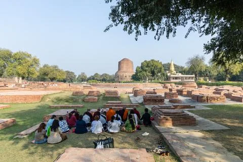 Devotee offering prayer at sarnath holy dhamek stupa buddhist monument Фото