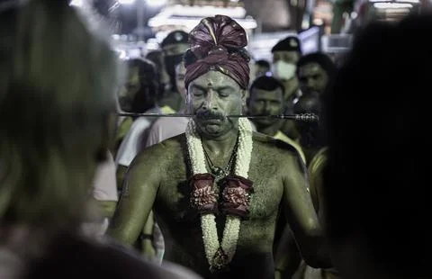 A devotee participating in a ritual during a Hindu festival. The ritual of .. Foto stock