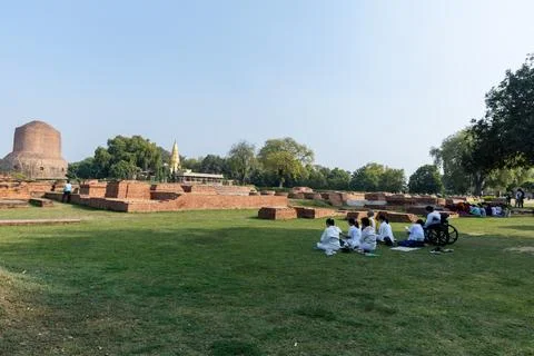 Devotee performing ritual at sarnath buddhist dhamek stupa Photos