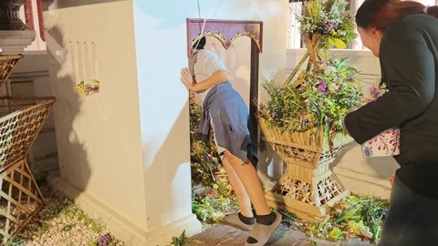 Devotee placing flowers inside Sao Inthakin city pillar shrine Chiang Mai 스톡 동영상 336946494