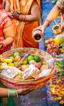 Devotee praying with religious offerings for sun god in Chhath festival Fotos de archivo