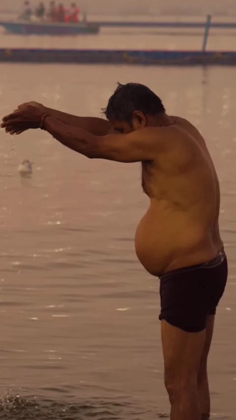 Devotee taking holy dip on the occasion Maha Kumbh 库存影片 302906516