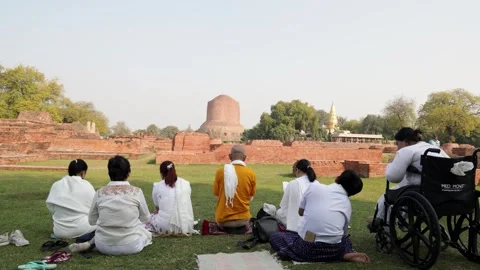 Devotee worshiping at sarnath dhamek stupa buddhist monument Stock Footage 316037984
