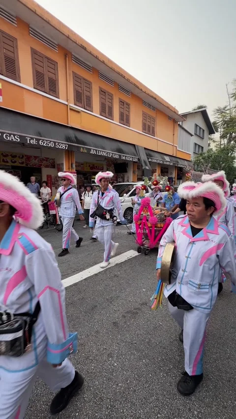 Devotees and costumed performers march down the main lanes of Geylang Road Vídeos de archivo 348649012