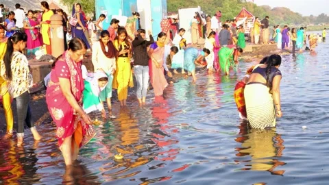 Devotees Are Offering Water to Sun During Chhath Puja in Narmada Ghat Video stock 133933417
