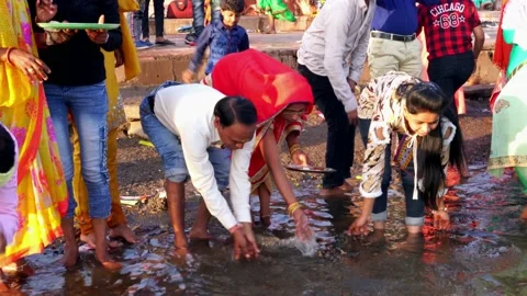 Devotees Are Offering Water to Sun During Chhath Puja in Narmada Ghat Video stock 133936975