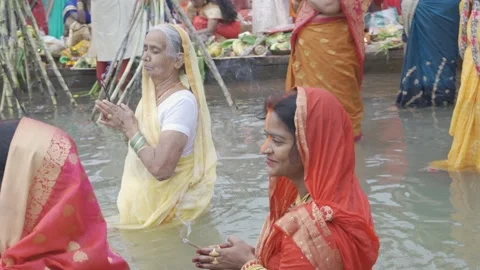 Devotees Are Offering Water to Sun During Chhath Puja in Narmada Ghat Video stock 231519307