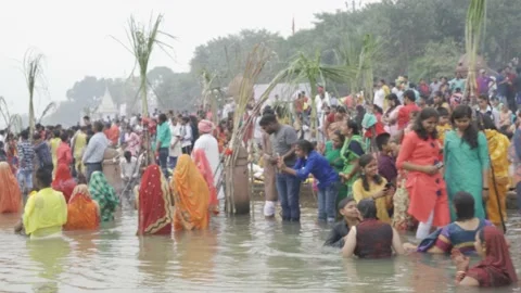 Devotees Are Offering Water to Sun During Chhath Puja in Narmada Ghat Video stock 231519381