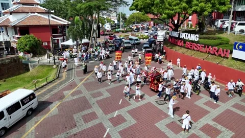 Devotees carry sedan chair of deity in Chap Goh Meh parade Stock-Footage 332099121