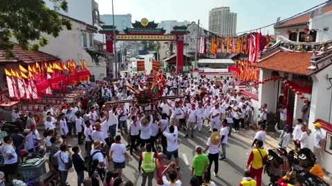 Devotees carry sedan chair of deity in Chap Goh Meh parade Stock-Footage 332150841