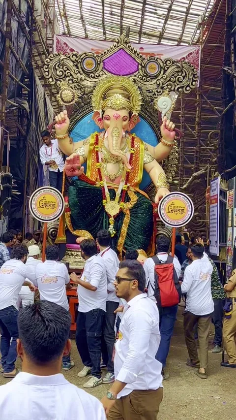 Devotees Carrying Huge Idol of Hindu God Lord Ganesha from Workshop to Pandal Stockbeeldmateriaal 342145488
