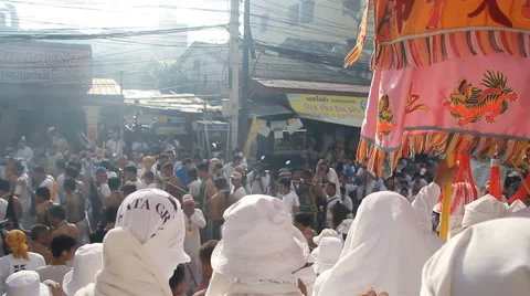 Devotees of Chinese Jui Tui shrine carrying an idol on a palanquin Video stock 68957902