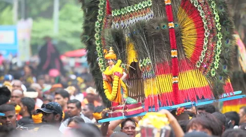 Devotees dancing with Kavadi in crowd at Thaipusam Hindu festival 스톡 동영상 40843657