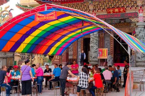 Devotees Feasting Under Rainbow Canopy Outside Gaomei Wenhsin Temple Taichung Stock-Fotos