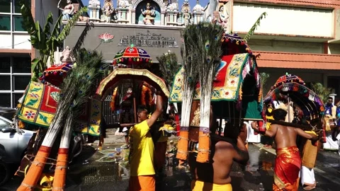 Devotees hold peacock kavadi dance in front temple at Lorong Kulit. Stock Footage 130873160