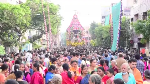 Devotees join procession to mark Chithirai Brahmotsavam festival in India's Chen Vídeos de archivo 240827854