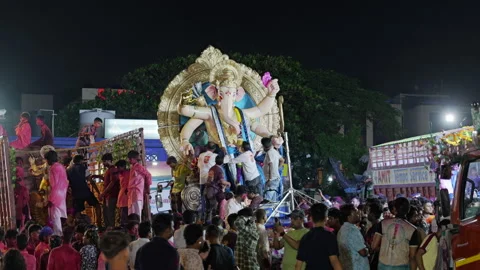 Devotees Lifting Ganesh Idol From Truck Heading Towards Sea For Immersion Vídeos de archivo 346592528