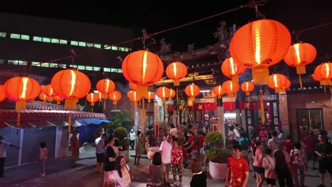 Devotees offering prayers at the sacred Snake Temple in Penang. 스톡 동영상 318088361