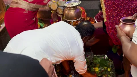 Devotees performing abhishek on shiva lingam with water and flowers inside 库存影片 333017959